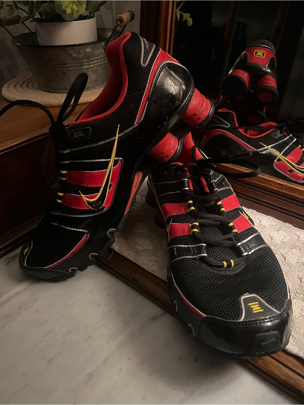 NIKE Classic Shox NZ Athletic Athleisure Sneakers Red Black Yellow Men's Sz 10.5